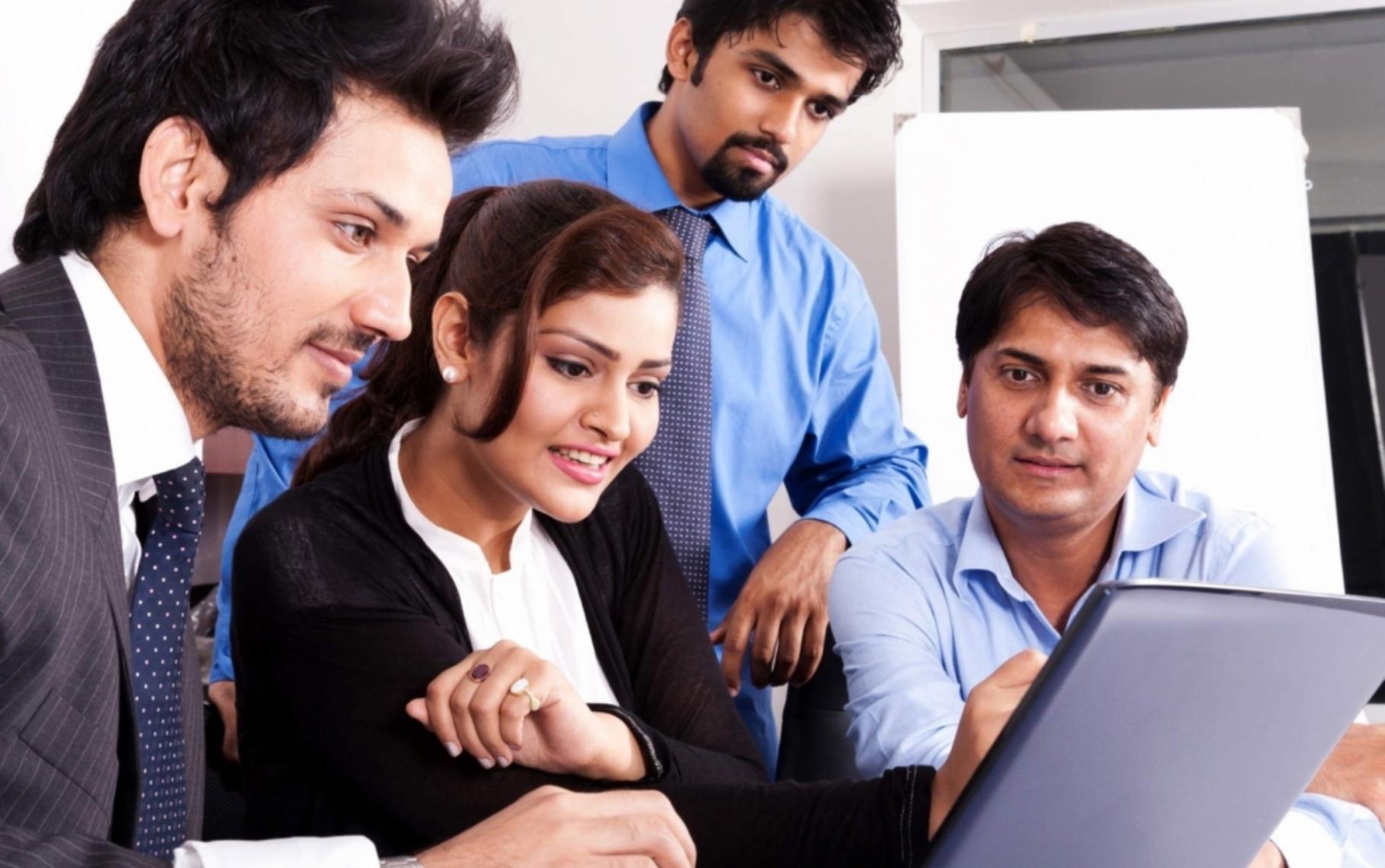 Teilnehmer arbeiten gemeinsam an Finanzplänen während einer Webinar-Sitzung