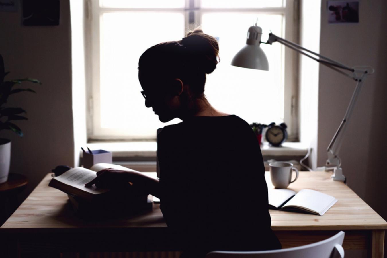 Teilnehmer arbeitet eigenständig an Budgetplanung am Laptop