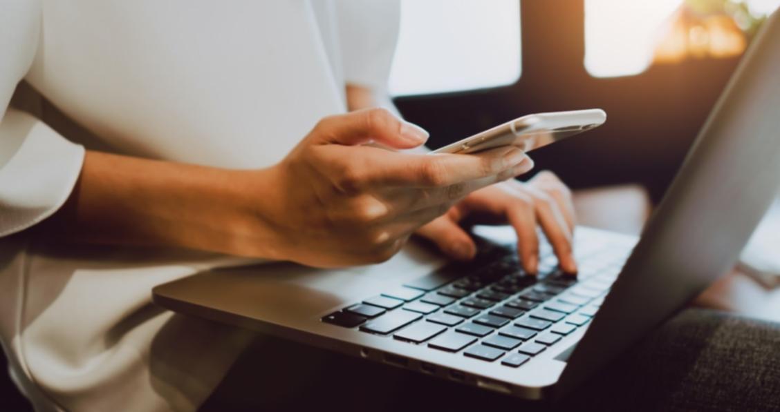 Alumni-Netzwerk bei gemeinsamer Diskussion über Budgetstrategien